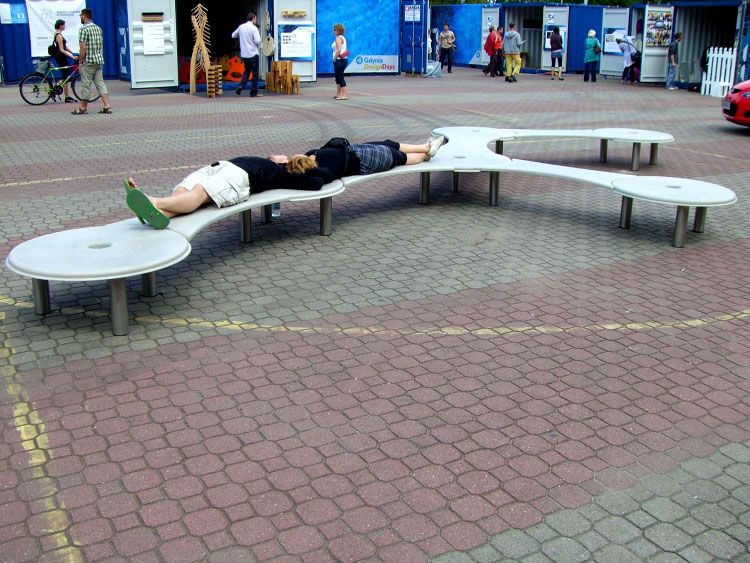 Groove klupa, udobna, moderna, originalna