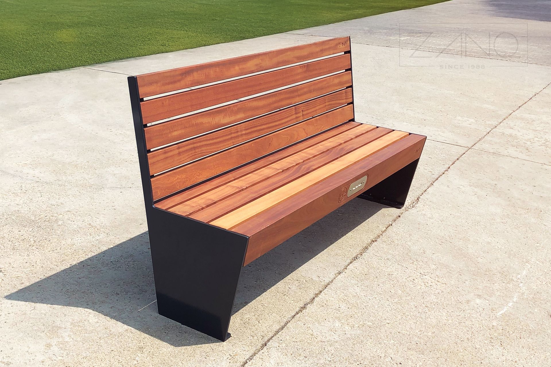 Gradska klupa s naslonom i USB priključcima