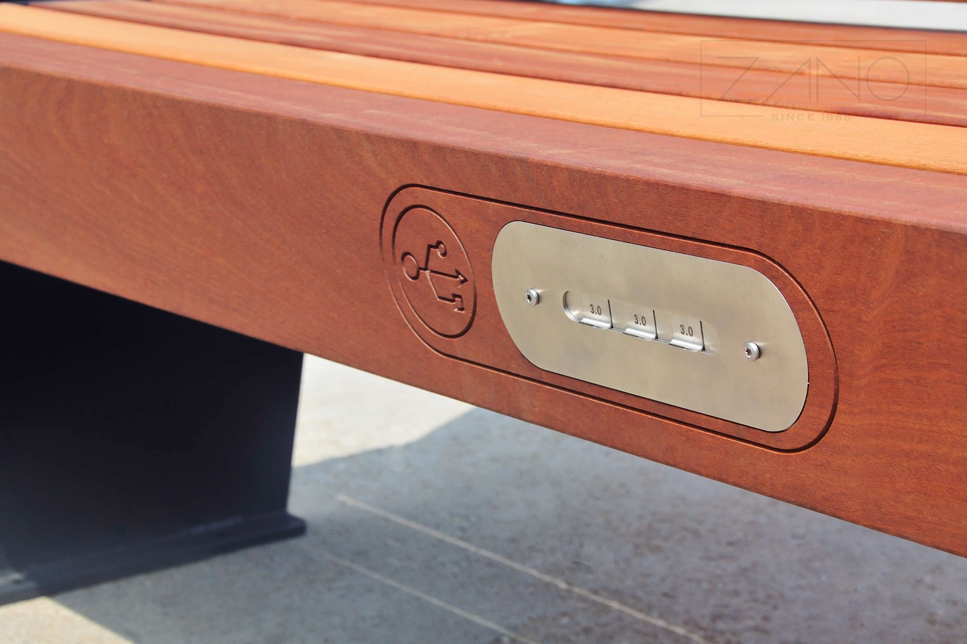 gradska klupa s USB priključcima