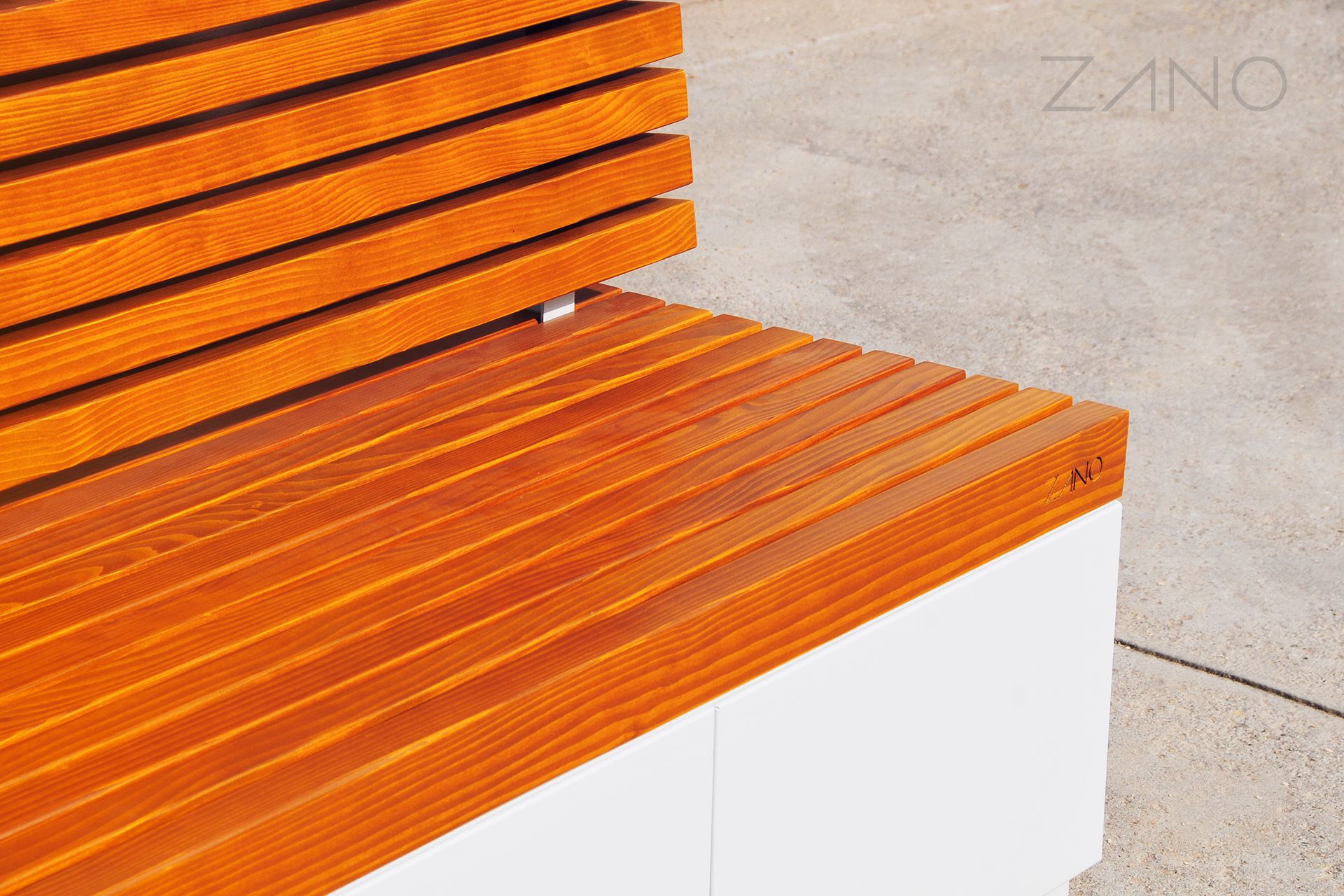 Quadro klupa 02.076 meko drvo čempres lak