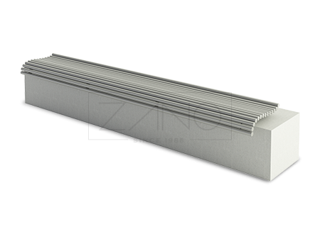 Klupa izrađena od cijevi od nehrđajućeg čelika na betonskoj podlozi