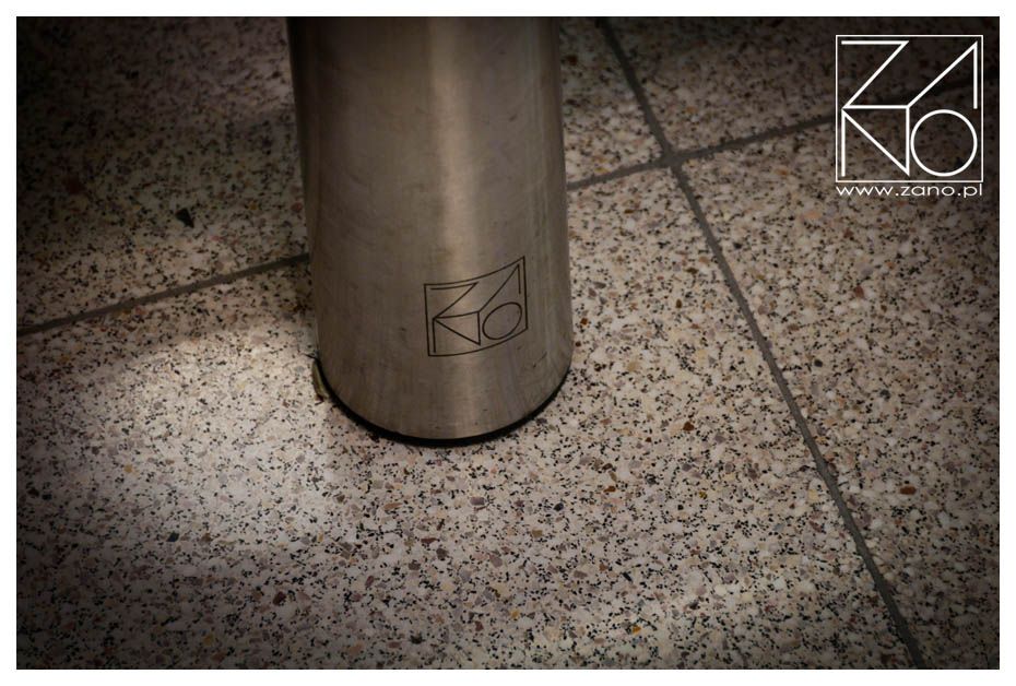 klupa od nehrđajućeg čelika s utorima za trgovački centar