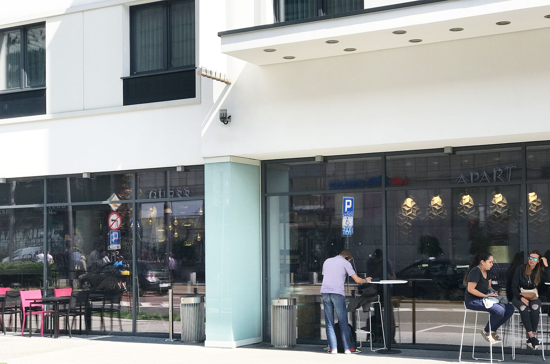 Moderna, gradska kanta za otpad od nehrđajućeg čelika