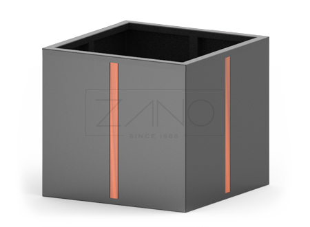 Crna čelična saksija za cvijeće s drvenim elementima za javne prostore