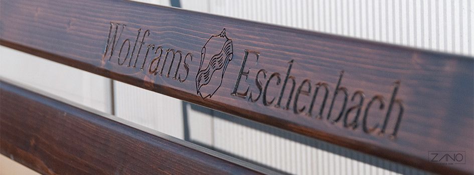 Bečka gradska klupa s glodalicom u drvenom naslonu