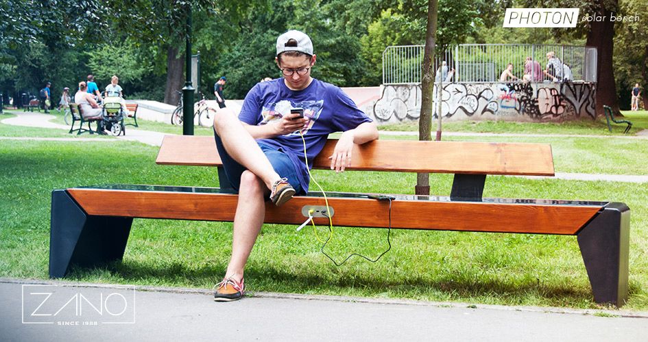 Moderna solarna klupa s LED rasvjetom, Wi-Fi panelom i USB-om