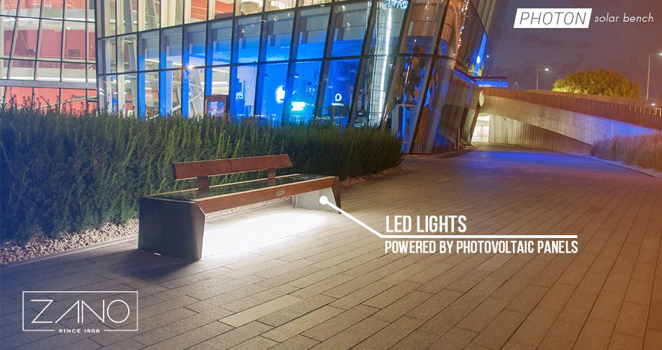 Moderna gradska klupa s vlastitim izvorom energije, USB priključkom, Wi-Fi-jem i induktivnim punjenjem.