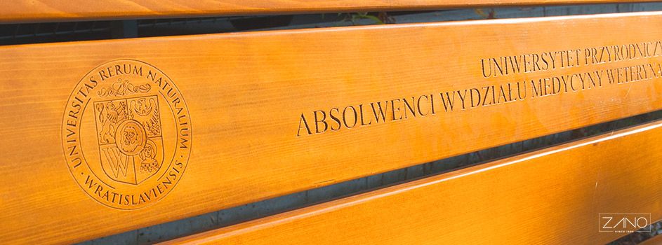 Znak, logo, natpis na drvetu