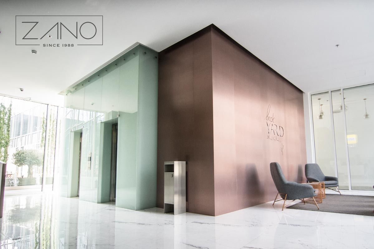 Elegantna, masivna kanta za otpad od nehrđajućeg čelika unutar konferencijskog centra