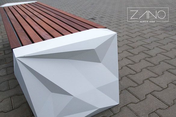 Betonske gradske klupe s egzotičnim drvom Sapele