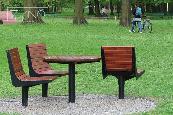 Čelični parkovni namje&scaron;taj s drvenim elementima u boji mahagonija