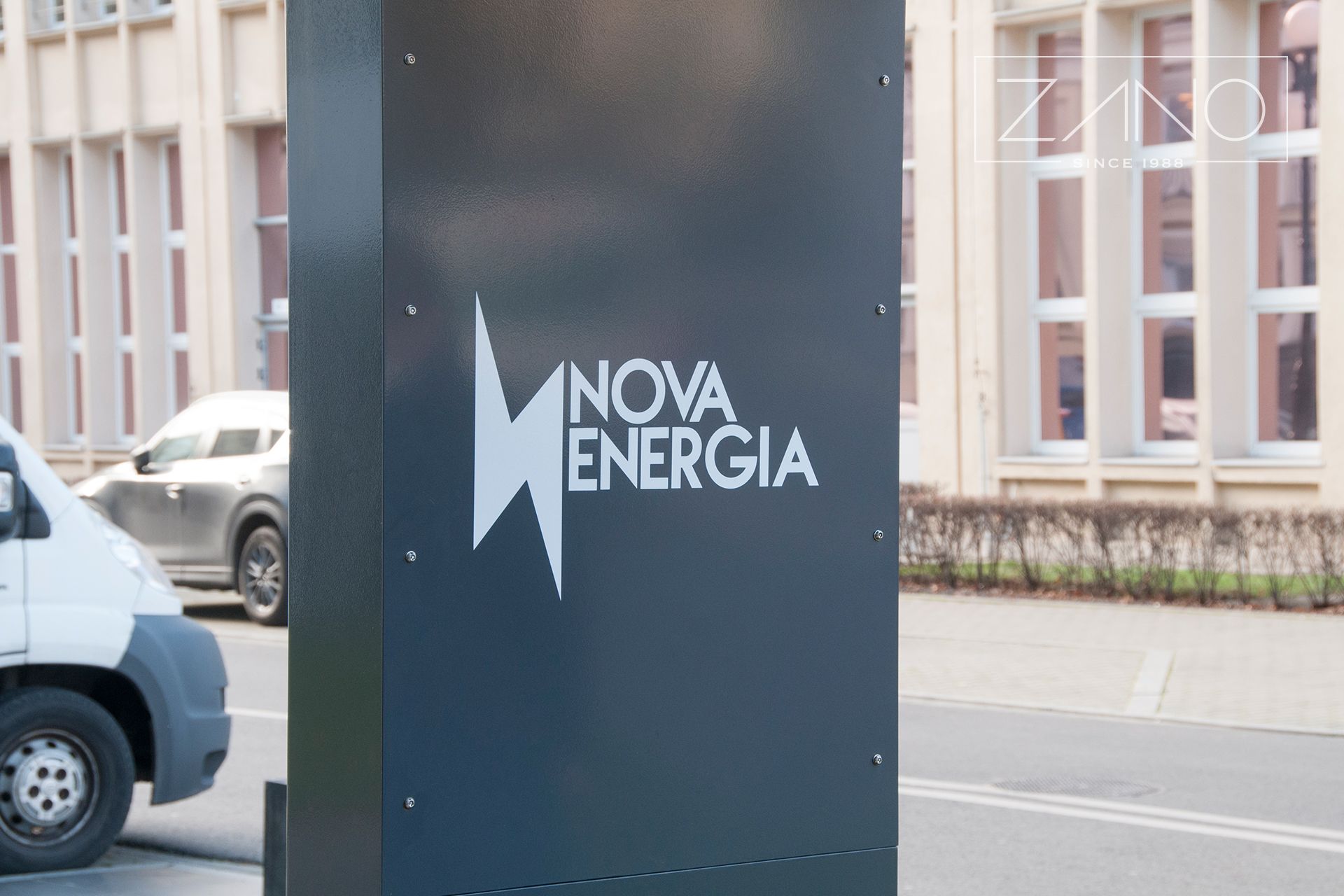 Nova Energia - AGH Krak&oacute;w solarna klupa
