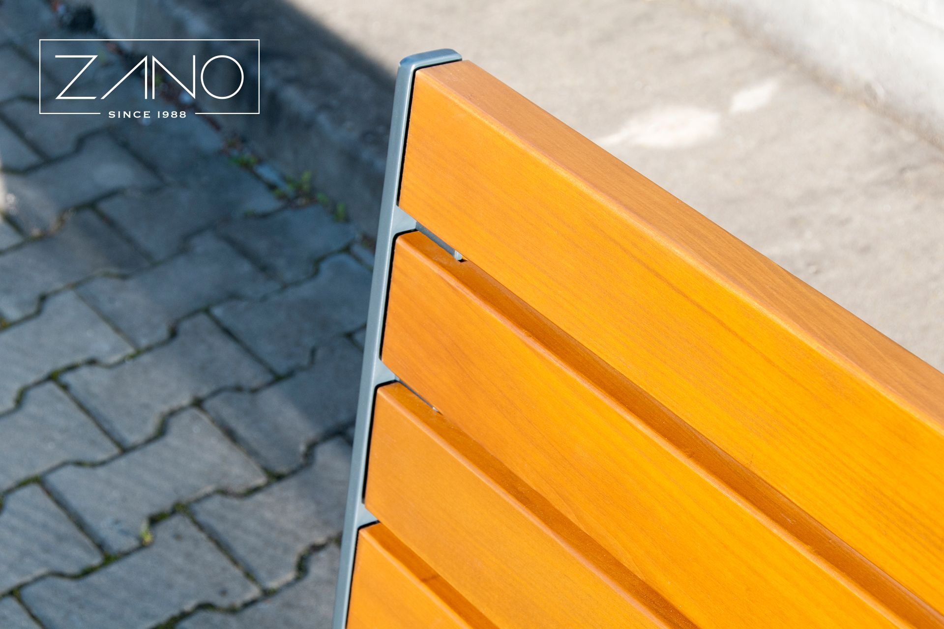 Gradske klupe od čelika i drveta