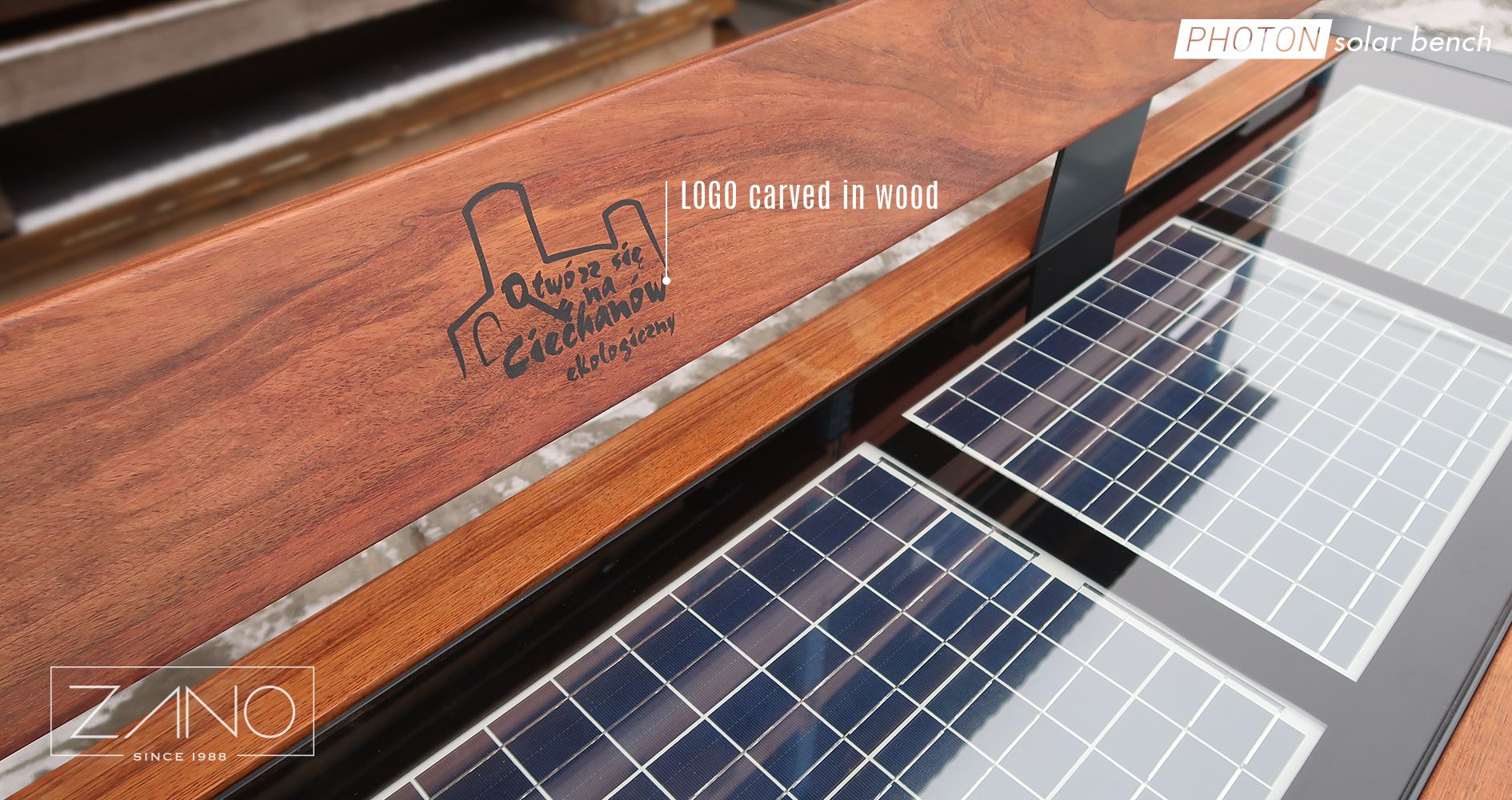 Logotip Photona urezan u drvo