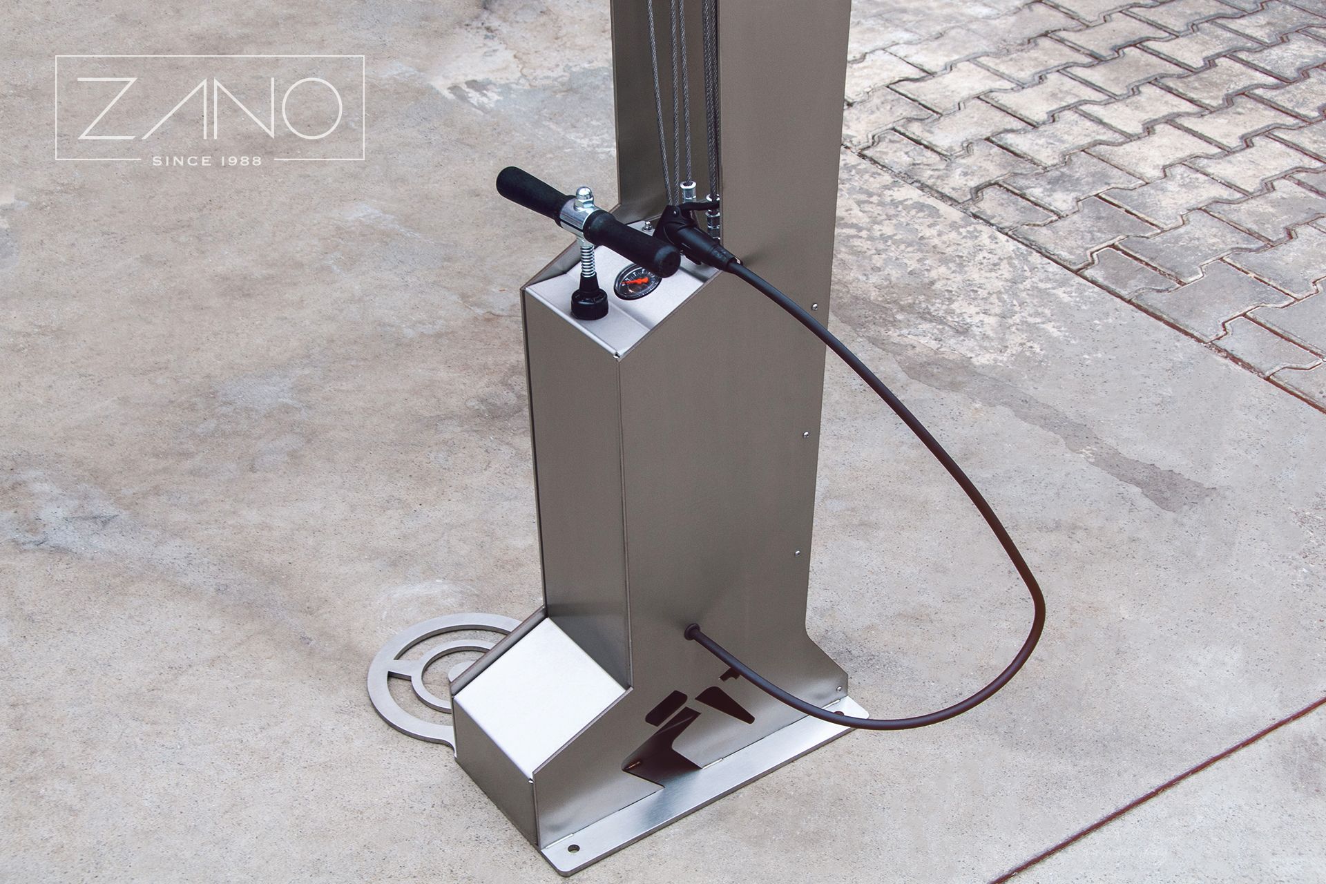 Podna pumpa za DIY popravke bicikala u gradu